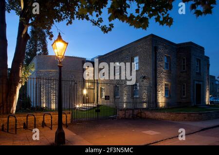 Merton College, University of Oxford, Hörsaal und Empfangsbereich. Außenansicht in der Abenddämmerung des Merton College. Steinwände und dezente Beleuchtung. Stockfoto