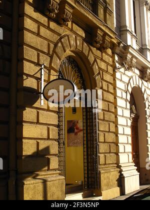 Das Magnolia Day Spa bietet Wellness-Behandlungen und Entspannung auf der Pester Seite im Zentrum von Budapest, in der Nähe des Donauufers. Stockfoto