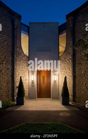Merton College, University of Oxford, Hörsaal und Empfangsbereich. Außenansicht in der Abenddämmerung des Merton College. Steinwände und dezente Beleuchtung. Stockfoto