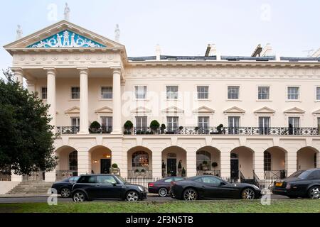 Grade I gelistet - Sir John Nash Regency Familienhaus mit Blick auf Regents Park in London. Der Stuck frontierte Außenseite der Terrasse mit Georgischer Arche Stockfoto