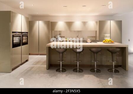 Innenarchitekt im Besitz Familienhaus in Wandsworth. Küchenbereich mit Frühstücksbar mit Hockern Stockfoto