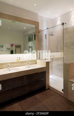Innenarchitekt im Besitz Familienhaus in Wandsworth. Master en-Suite Badezimmer, Stein gekrönte Doppelwaschbecken Waschtisch Einheit, große Glas-Gehäuse Dusche Stockfoto