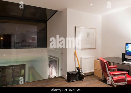 Innenarchitekt im Besitz Familienhaus in Wandsworth. Arbeitsbereich mit großen Glasdach-Lichtöffnungen Stockfoto