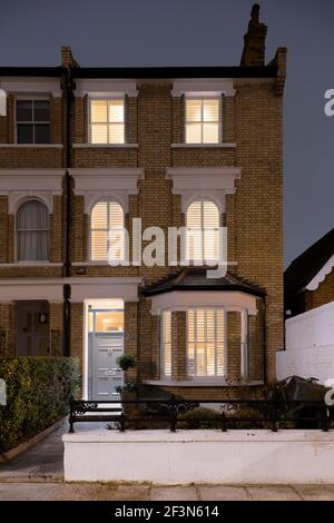 Innenarchitekt im Besitz Familienhaus in Wandsworth. Außenansicht des Hauses in der Nacht Stockfoto