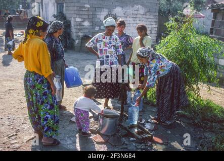 Frauen füllen Wasserbehälter aus kommunalen Wasserhahn Iznik Türkei Stockfoto