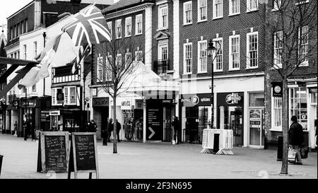 London, Großbritannien, März 17 2021, Einkäufer, die während der Covid-19 Coronavirus Lockdown entlang EINER ruhigen High Street spazieren Stockfoto