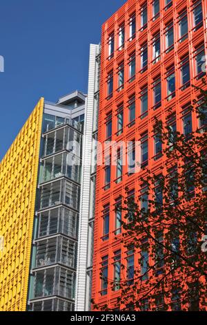 Bunte Terrakotta-Paneele an der Fassade von Central St Giles, WC2, London, England. Erbaut 2010. Stockfoto
