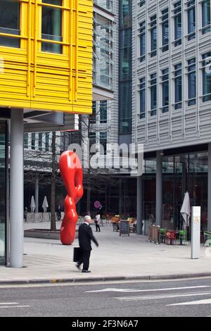 Blick auf die Straße in den zentralen Innenhof von Central St Giles, WC2, London, England. Fertiggestellt im Jahr 2010. Stockfoto