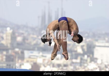 Die chinesischen Taucher Liang Thian und Jia Hu beim synchronisierten Tauchfinale des Schwimmweltcups in Barcelona mit der Sagrada Familia. Stockfoto