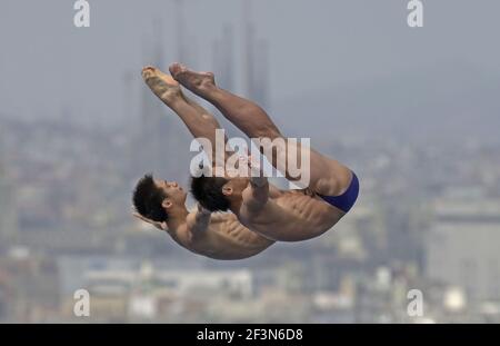 Die chinesischen Taucher Liang Thian und Jia Hu beim synchronisierten Tauchfinale des Schwimmweltcups in Barcelona mit der Sagrada Familia. Stockfoto