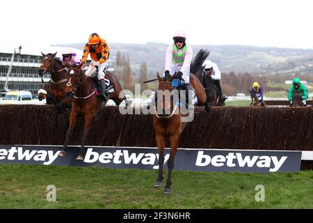 Setzen Sie den Kessel auf geritten von Aidan Coleman (Orange und Schwarz) und Chacun Pour Soi geritten von Paul Townend (Pink und Grün) springen den letzten Zaun während der Betway Queen Mutter Champion Chase während des zweiten Tages des Cheltenham Festival auf Cheltenham Rennbahn. Bilddatum: Mittwoch, 17. März 2021. Stockfoto