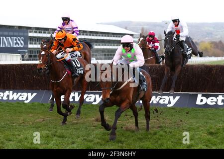 Setzen Sie den Kessel auf geritten von Aidan Coleman (Orange und Schwarz) und Chacun Pour Soi geritten von Paul Townend (Pink und Grün) springen den letzten Zaun während der Betway Queen Mutter Champion Chase während des zweiten Tages des Cheltenham Festival auf Cheltenham Rennbahn. Bilddatum: Mittwoch, 17. März 2021. Stockfoto