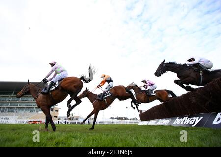 Setzen Sie den Kessel auf geritten von Aidan Coleman (Orange und Schwarz) und Chacun Pour Soi geritten von Paul Townend (Pink und Grün) springen den letzten Zaun während der Betway Queen Mutter Champion Chase während des zweiten Tages des Cheltenham Festival auf Cheltenham Rennbahn. Bilddatum: Mittwoch, 17. März 2021. Stockfoto