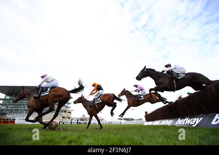 Setzen Sie den Kessel auf geritten von Aidan Coleman (Orange und Schwarz) und Chacun Pour Soi geritten von Paul Townend (Pink und Grün) springen den letzten Zaun während der Betway Queen Mutter Champion Chase während des zweiten Tages des Cheltenham Festival auf Cheltenham Rennbahn. Bilddatum: Mittwoch, 17. März 2021. Stockfoto