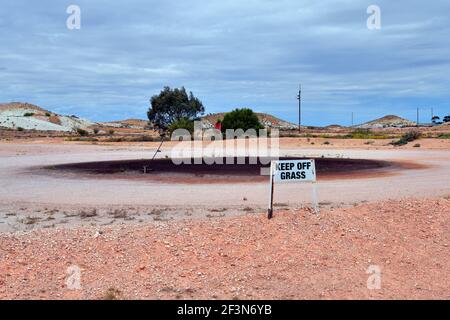 Australien, Coober Pedy, homorous Zeichen auf Gras weniger Golfplatz Stockfoto