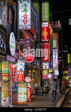 Seoul, Südkorea. 26th Mai 2017. Beleuchtete Schilder und bunte Neonschilder in einer Fußgängerzone bei Nacht in Seoul, Südkorea. Stockfoto