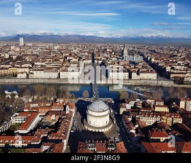 Luftaufnahme von Turin Stadtzentrum, in Italien, an einem sonnigen Tag, mit Mole Antonelliana und Alpen im Hintergrund. Stockfoto