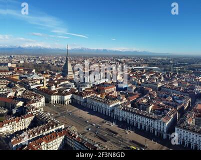 Luftaufnahme von Turin Stadtzentrum, in Italien, an einem sonnigen Tag, mit Mole Antonelliana und Alpen im Hintergrund. Stockfoto