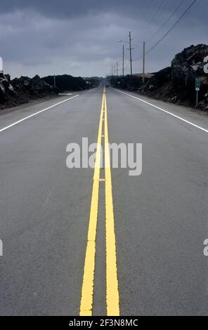 Hawaii. Straße. Doppelte gelbe Linien in der Mitte. Zum Horizont. STOM-Wolken. Stockfoto