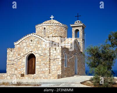 Prophitis Elias ist eine kleine Kirche auf dem Hügel bei Protaras. Es wurde im traditionellen byzantinischen Stil erbaut und ist ein Wallfahrtsort. Stockfoto