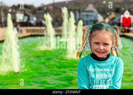 Bantry, West Cork, Irland. März 2021, 17th. Obwohl alle Paraden zum St. Patrick's Day in Irland wegen COVID-19 abgesagt wurden, hielt das die Leute nicht davon ab, sich für den Irish National Day in Grün zu kleiden. Feiern in Bantry's grünen Pool und Brunnen war 5-jährige Maizie-Rae O'Donoghue. Quelle: AG News/Alamy Live News Stockfoto