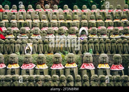 Bei Hase-dera Shinto Tempel gibt es Reihen von kleinen Statuen namens Jizos, die die Wächter der toten Kinder sind. Sie sind aus geschnitztem Stein und von einem r Stockfoto