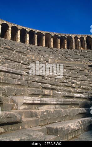 Diese antike römische Stadt hat ein großes römisches Amphitheater aus dem 2nd. Jahrhundert n. Chr. Das Theater wurde 155 vom griechischen Architekten Zenon, einem Einheimischen, erbaut Stockfoto