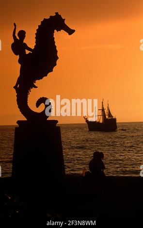 Puerto Vallarta ist ein Touristenort und eine Stadt an der Pazifikküste, und Bootstouren bei Sonnenuntergang sind beliebte Touren in der Bucht Bahia de Bandera. Stockfoto