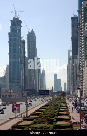 Sheikh Zayed Road ist im Herzen der Stadt in Dubai, und ist eine lange gerade Allee von hohen Gebäuden, und eine mehrspurige Autobahn. Datum Aufnahme Mai 2009. Stockfoto