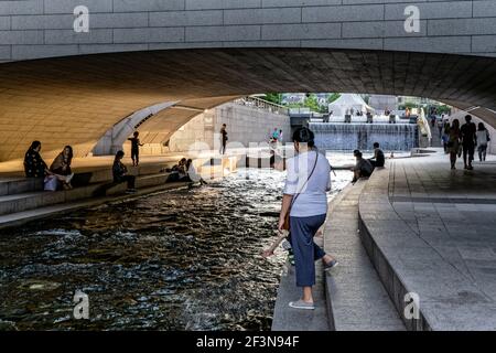 Seoul, Südkorea. 30th Mai 2017. Spazieren Sie entlang des Cheonggyecheon-Stromes, der einst eine erhöhte Autobahn in Seoul, Südkorea war. Stockfoto