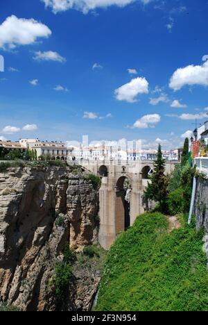 Ronda ist eine historische Stadt in den Bergen, am Rande der Tajo-Schlucht gebaut. Stockfoto