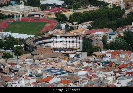 Jaen ist eine historische Stadt in den Bergen von Santa Catalina. In der Mitte befindet sich eine große Stierkampfarena neben einem Fußballplatz. Stockfoto