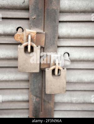 Die Sicherheit von Geschäftsräumen ist im städtischen Umfeld sehr wichtig. Stockfoto