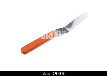 Nahaufnahme Palettenmesser mit orange braunen Holzgriff isoliert auf weißem Hintergrund. Stockfoto