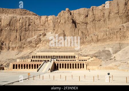 Deir el-Bahri ist ein Komplex von Totentempeln und Gräbern gegenüber Luxor am Westufer des Nils. Der Djeser-djeseru ist die Leichenhalle Stockfoto