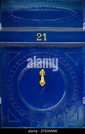 Die traditionellen Eingangstüren in London haben große Ziffern, die die Hausnummer angeben, und häufig große Messing-Türklopfer. Stockfoto