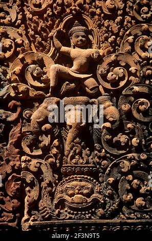 Banteay Srei ist ein kambodschanischer Tempelkomplex aus dem 10th. Jahrhundert, der dem hinduistischen gott Shiva gewidmet ist. Es ist roter Sandstein, eignet sich zu aufwendigen dekorativen ca Stockfoto