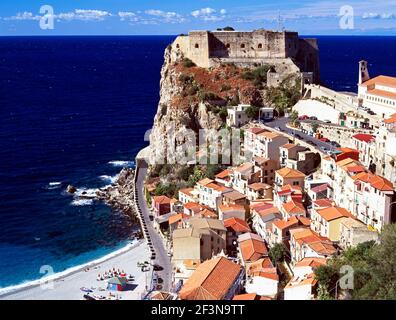 Das Castello Ruffo di Scilla ist eine alte Festung, die über der Straße von Messina steht. Stockfoto