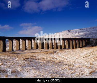 Ribblehead Viaduct ist ein Eisenbahnviadukt über das Tal des Flusses Ribble in North Yorkshire, Nordengland. Es wurde von John Sydney Cro entworfen Stockfoto