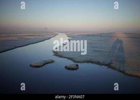 Schöner Blick auf die Bucht von Mont Saint-Michel bei Sonnenaufgang. Stockfoto