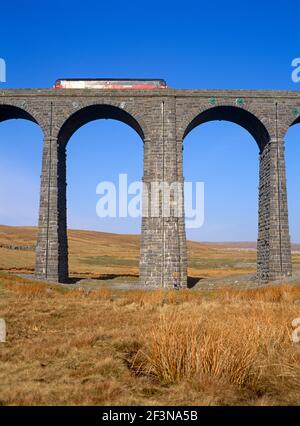 Ribblehead Viaduct ist ein Eisenbahnviadukt über das Tal des Flusses Ribble in Ribblehead, in North Yorkshire, Nordengland. Stockfoto