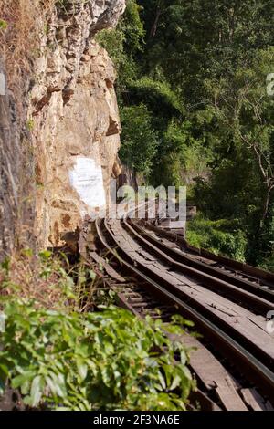 Die Eisenbahnstrecke in Wampo (Whampo) Viadukt mit Holz- und Metallgleisen ursprünglich von Kriegsgefangenen gehalten von den Japanern im Jahr WW2 erstellt, bilden p Stockfoto