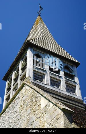 St. Andrew's Kirche im Dorf Wootton Rivers. Die Uhr zeigt die Worte Ehre sei Gott statt der üblichen Zahlen, installiert in 1911 bis m Stockfoto