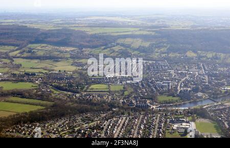 Luftaufnahme der Otley-Stadt von Newall nach Süden in Richtung Leeds Bradford Airport, West Yorkshire Stockfoto