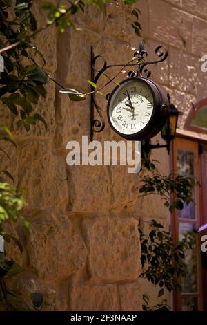 Original Uhr vom Bahnhof Paddington entfernt in einem Restaurant in Mdina im Citta Vecchia oder Altstadt. Stockfoto