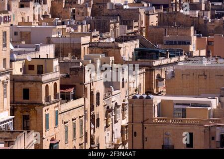 Blick auf Faszien Sandstein Mietskasernen und Gebäude von Valletta, gesehen von der Upper Barracca Gardens. Stockfoto