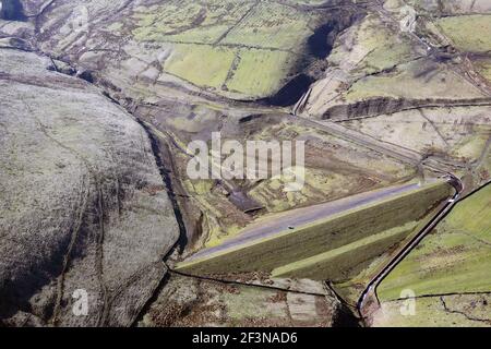 Luftaufnahme eines leeren, ausgetrockneten Stausees bei Todmorden. Dies ist Ramsden Clough Reservoir. Stockfoto