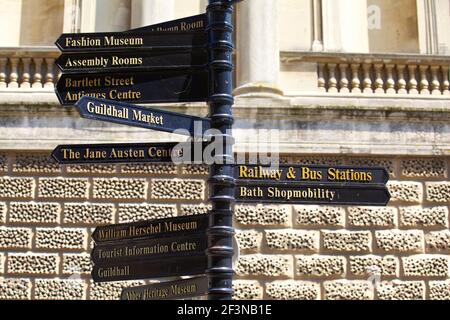 8-9 New Bond Street, Bath. Bad; plus allgemeine Aussicht auf Bath, Southgate Einkaufszentrum, Einzelhandelseinheiten und Beschilderung. Stockfoto