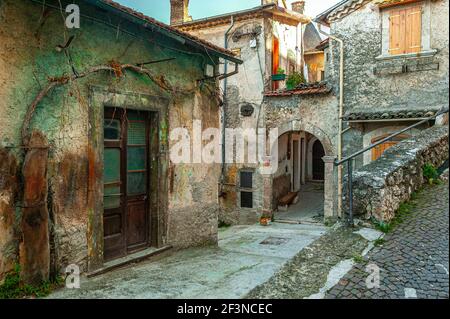 Alte Häuser und alte Höfe eines Bergdorfes. Ortona dei Marsi, Provinz L'Aquila, Abruzzen, Italien, Europa Stockfoto