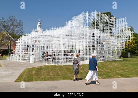 Besucher geben Serpentine Pavillon 2013, Kensington Gardens, London, W2, England. Stockfoto